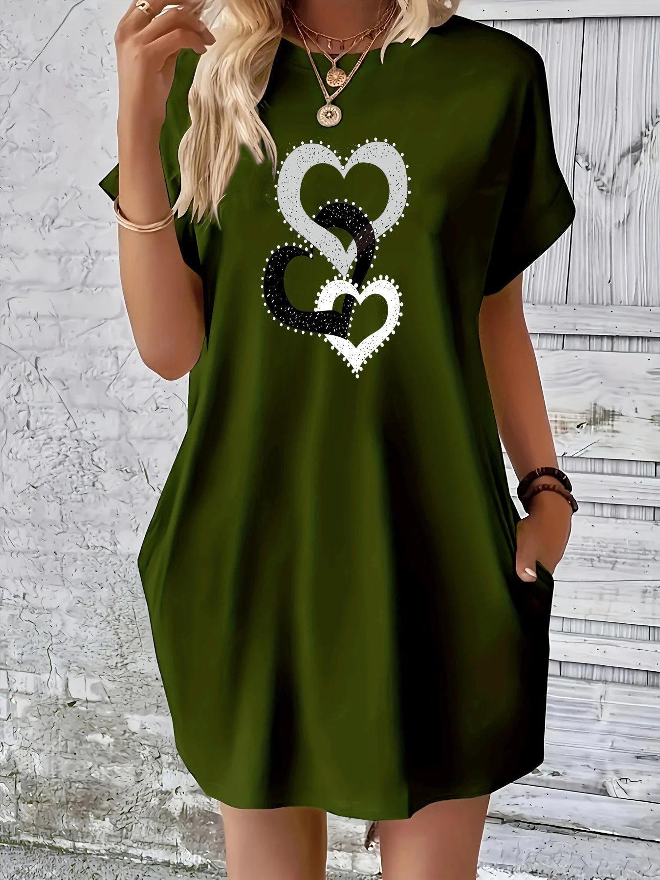 Loose plus size heart-shaped printed round neck short sleeved dress