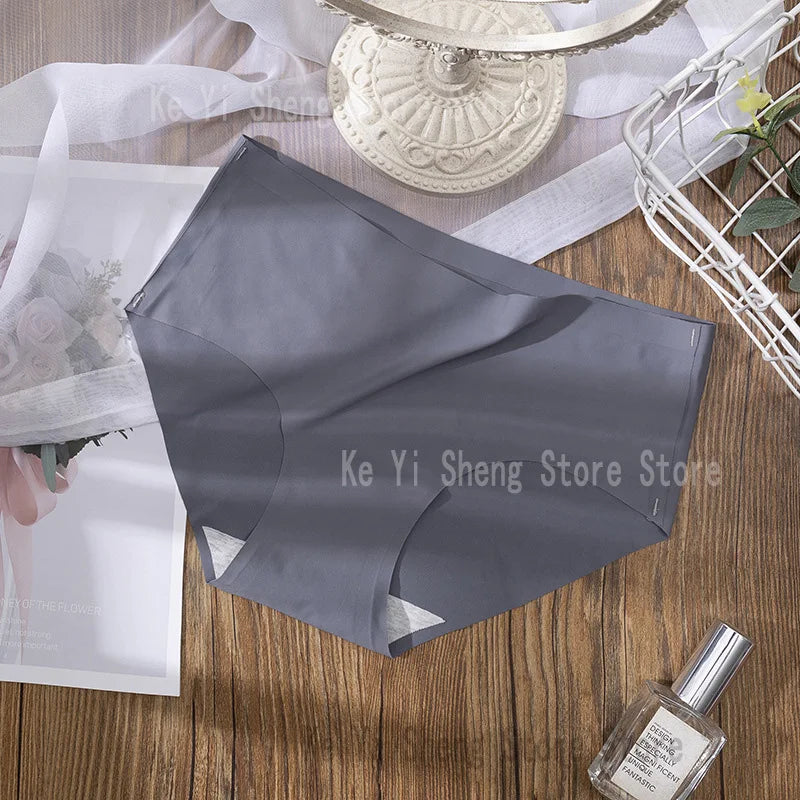 3 pieces of low-rise, seamless Lingerie