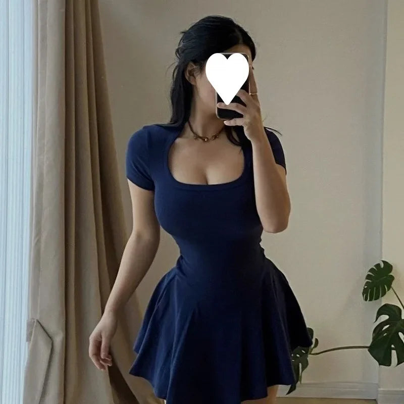 Vestido mini negro elegante con cuello cuadrado