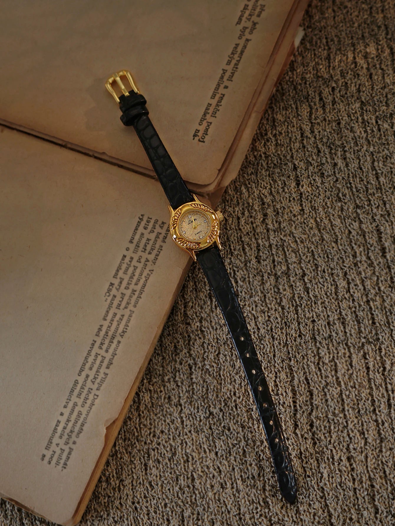French Retro Engraved Pattern Gold Small Dial Watch