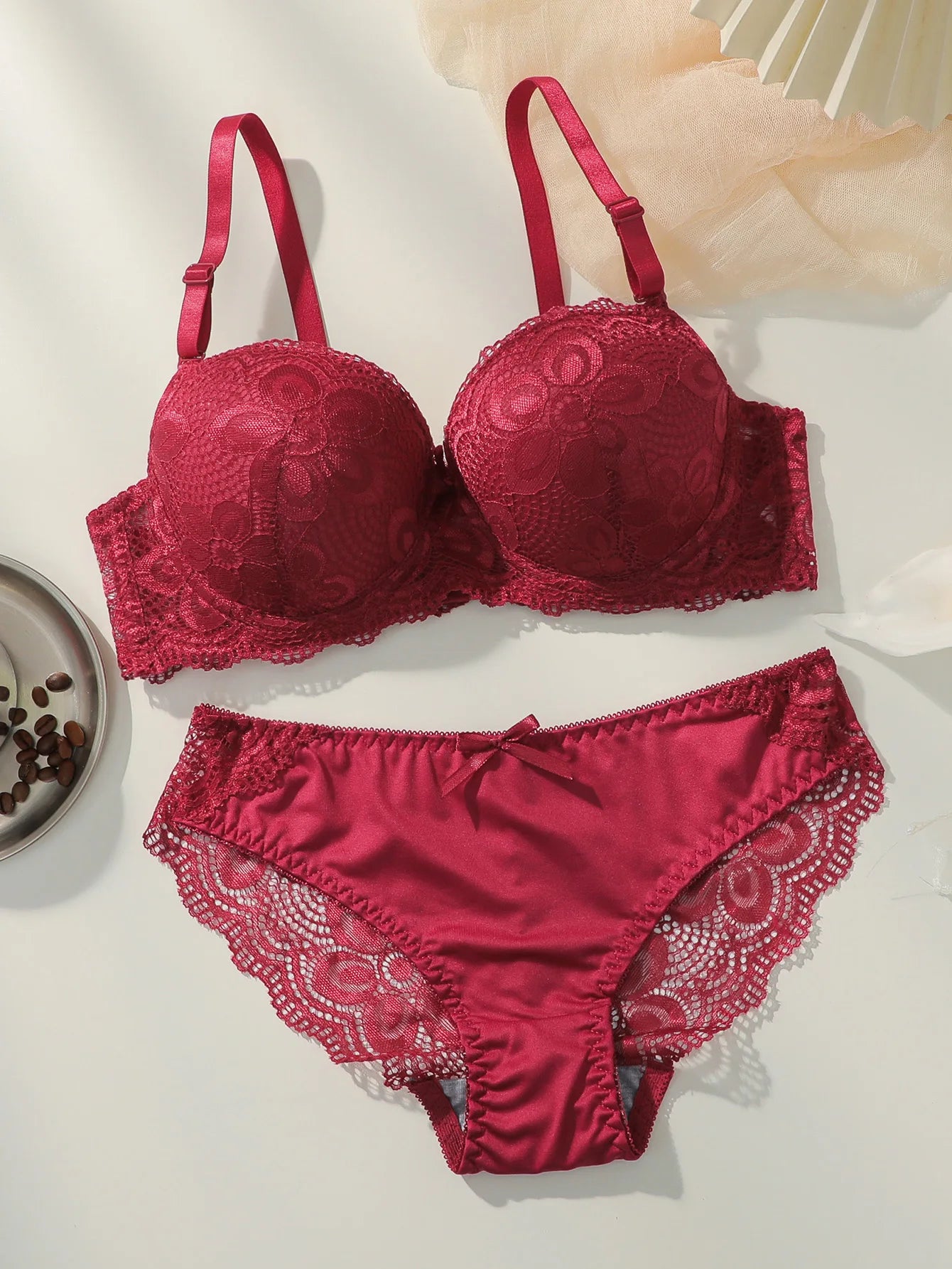 Lace gathering and lifting sexy bra Set