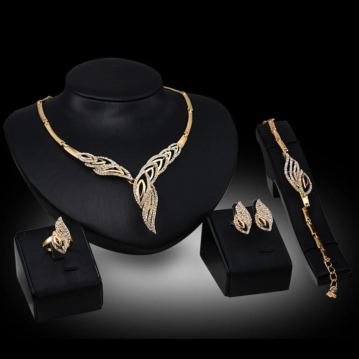 Metal necklaces banquets Jewelry set