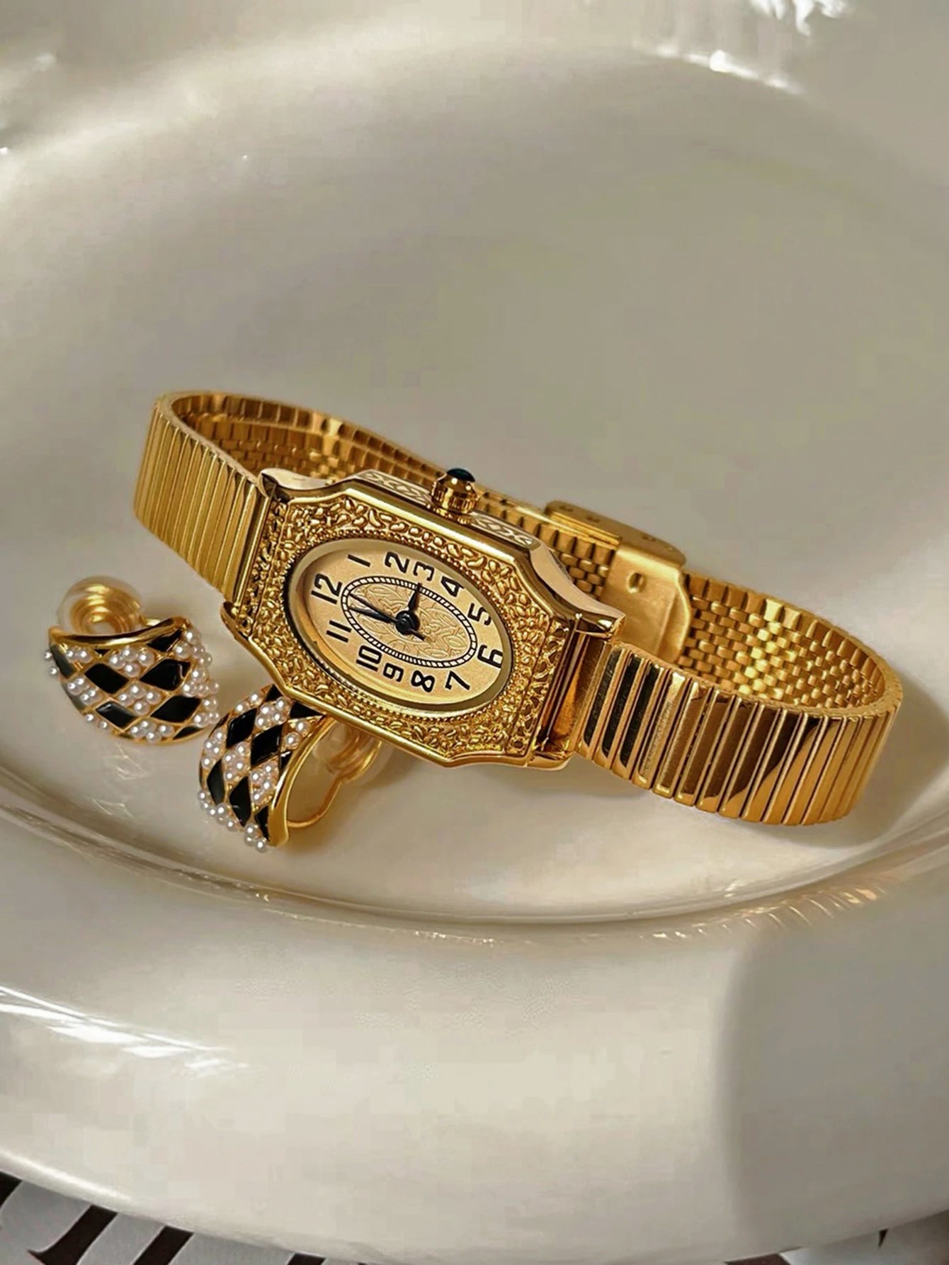 French Classic Retro Style Waterproof Quartz Stainless Steel Strap Watch