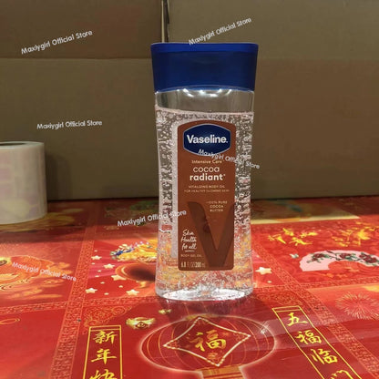 El aceite corporal Vaselin ilumina el tono de la piel.
