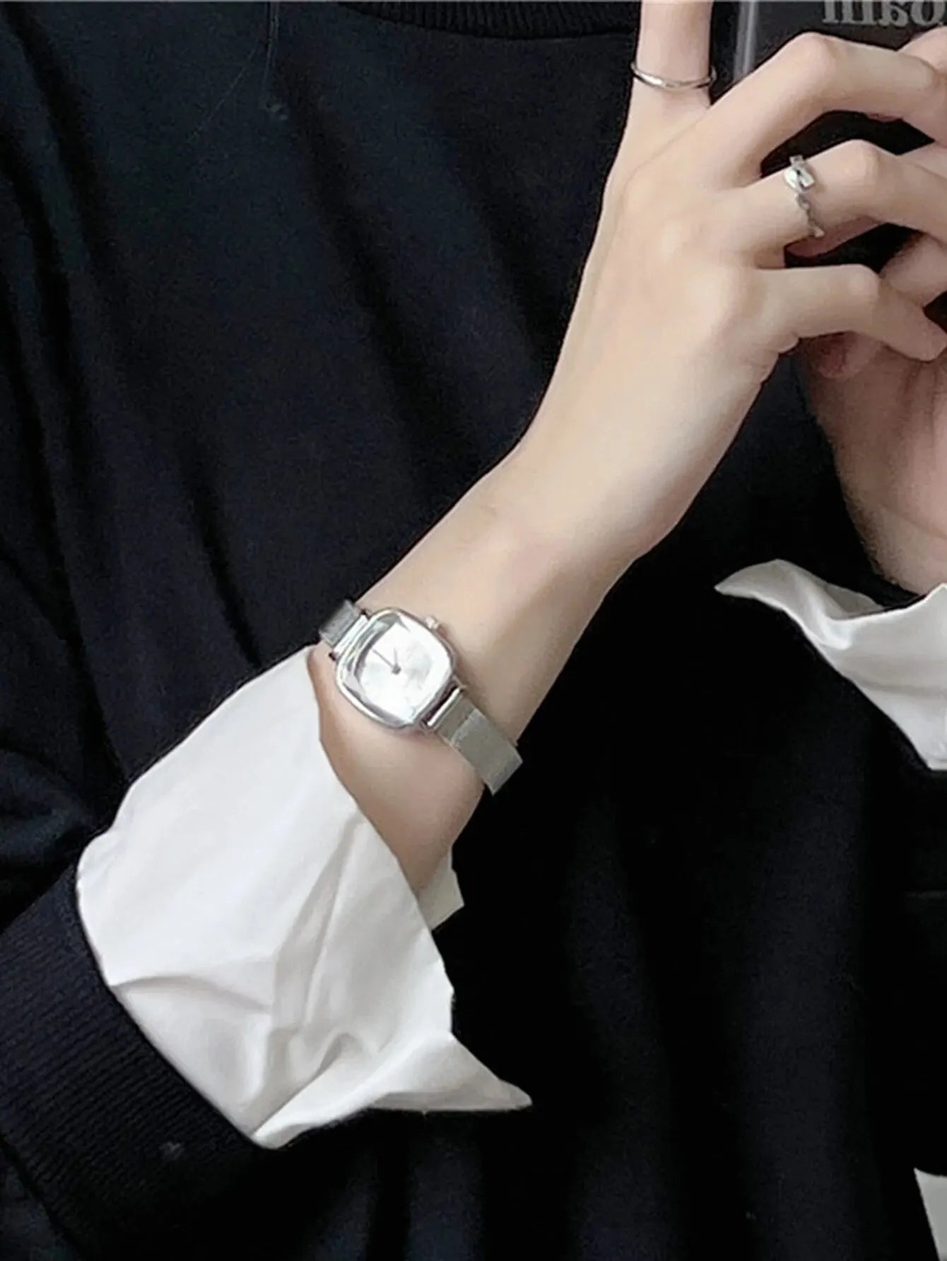 Reloj de cuarzo con esfera pequeña y correa de malla