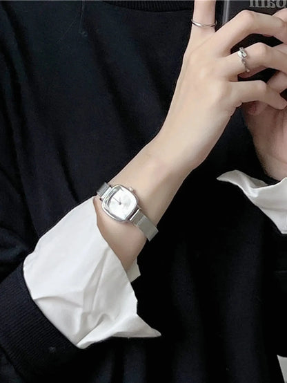 Reloj de cuarzo con esfera pequeña y correa de malla