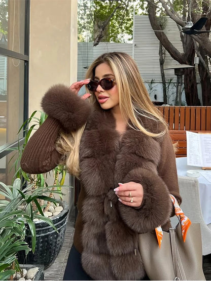 Elegantes abrigos ajustados de manga larga con piel sintética