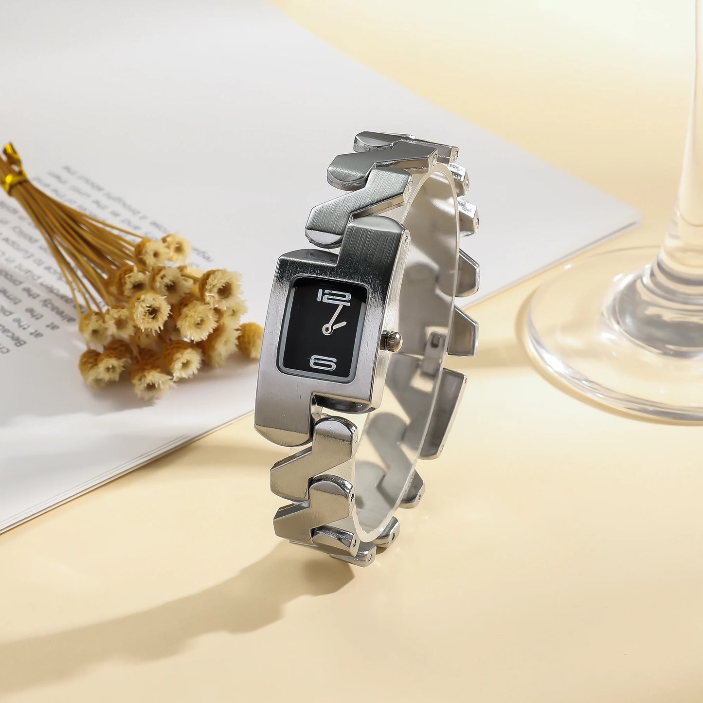 luxury mixed Arabic numeral dial quartz watch.