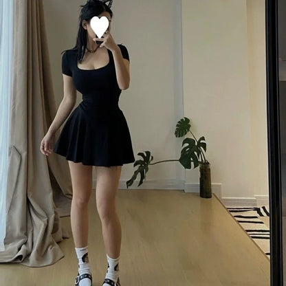 Vestido mini negro elegante con cuello cuadrado