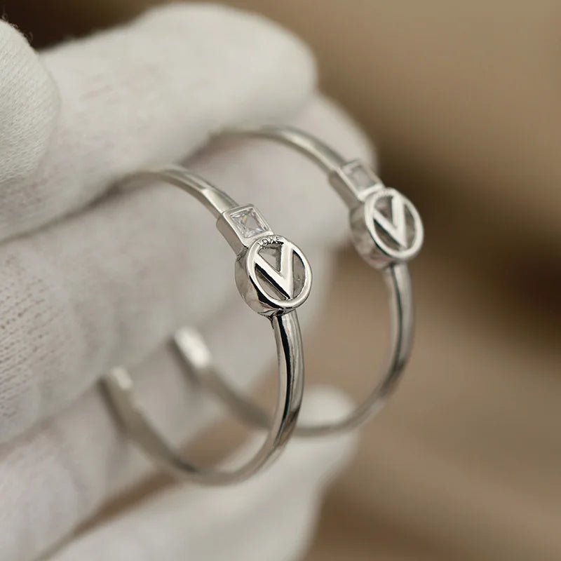 Sight Luxury Metal Letter V Stud Earrings