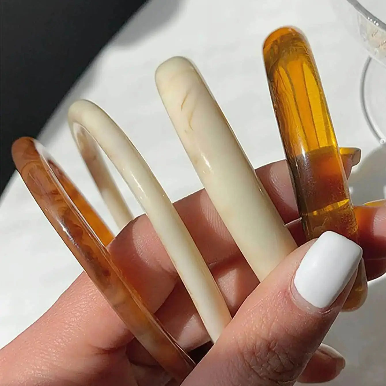 4pcs Retro Amber Beige Resin Geometric Bangles Acrylic Cuff Bracelets