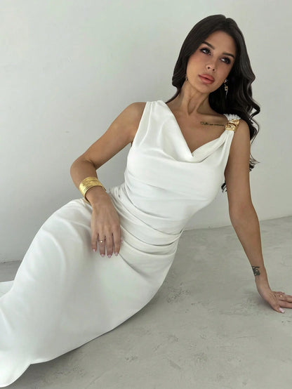 Elegante vestido sin mangas que estiliza la figura