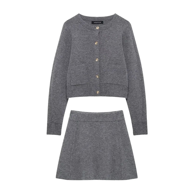 Falda mini ajustada de punto de manga larga con cuello redondo