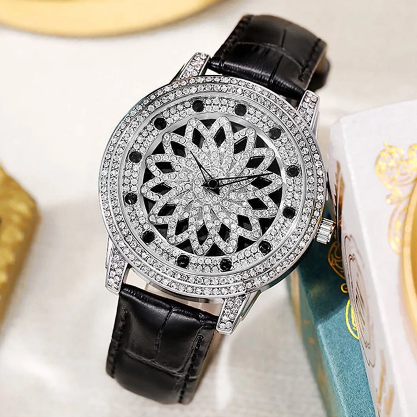 Reloj de cuero giratorio Lucky Star con diamantes completos