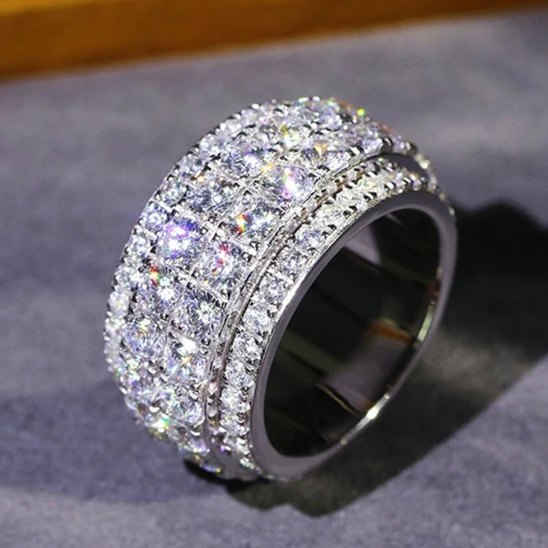 خاتم عريض مرصع بأحجار الزركونيا المكعبة اللامعة بالكامل