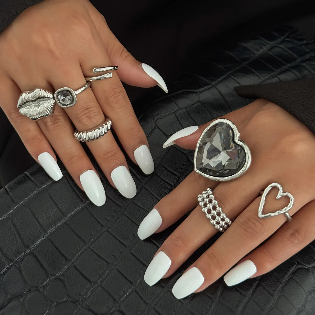 7pcs Exaggerated Geometric Threaded Lip Black Heart-shaped Acrylic Diamond Rings Sets