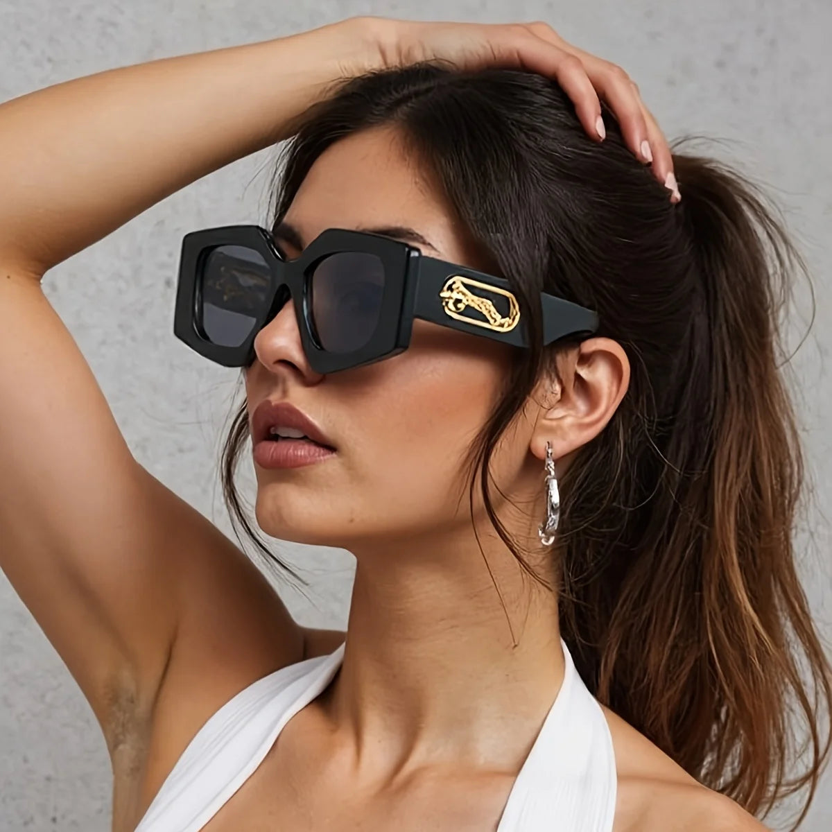 نظارة شمسية فاخرة سوداء بهندسة مميزة