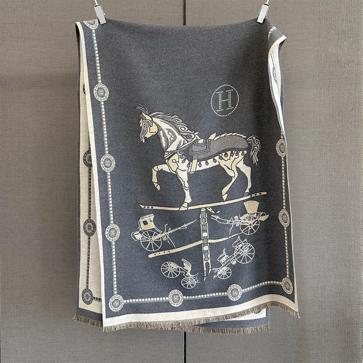 Elegante chal de cachemir con estampado de caballos