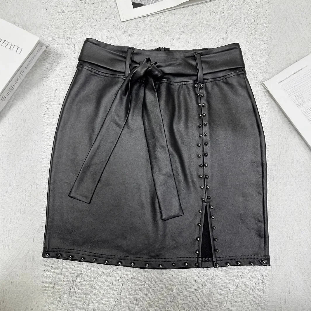 Minifalda de cuero ajustada con hebilla metálica