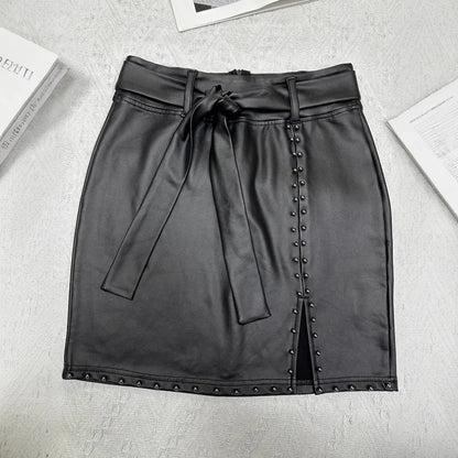 Minifalda de cuero ajustada con hebilla metálica