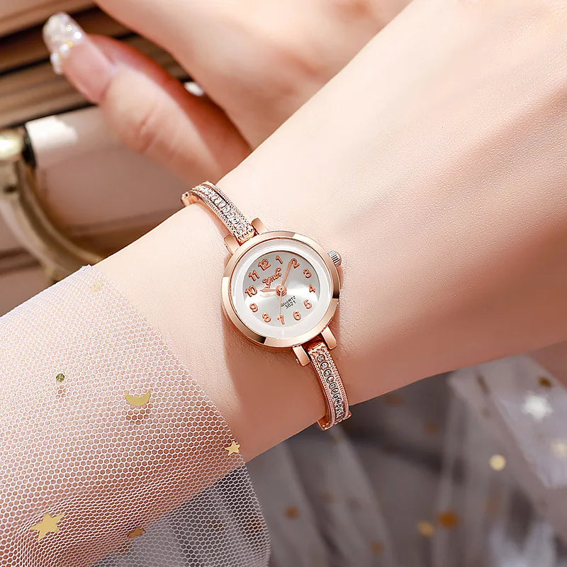 Reloj de cuarzo pequeño con esfera de números arábigos.