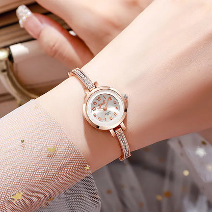 Reloj de cuarzo pequeño con esfera de números arábigos.