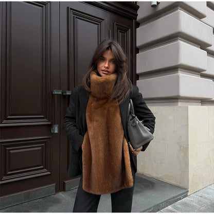Elegantes abrigos de piel de manga larga