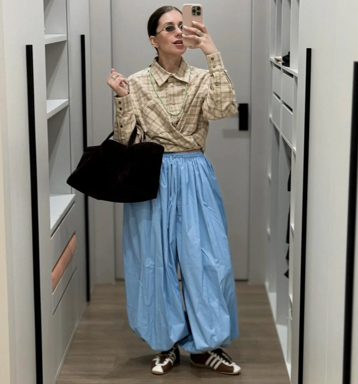 Pantalones de tiro alto y pierna ancha con bolsillos