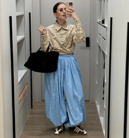 Pantalones de tiro alto y pierna ancha con bolsillos