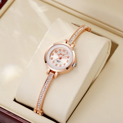 Reloj de cuarzo pequeño con esfera de números arábigos.