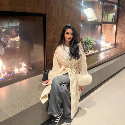 Chaqueta de lana con mangas de piel sintética elegante