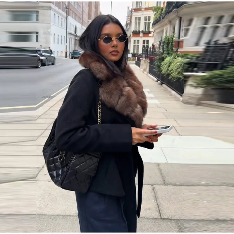 Elegantes abrigos de piel de manga larga