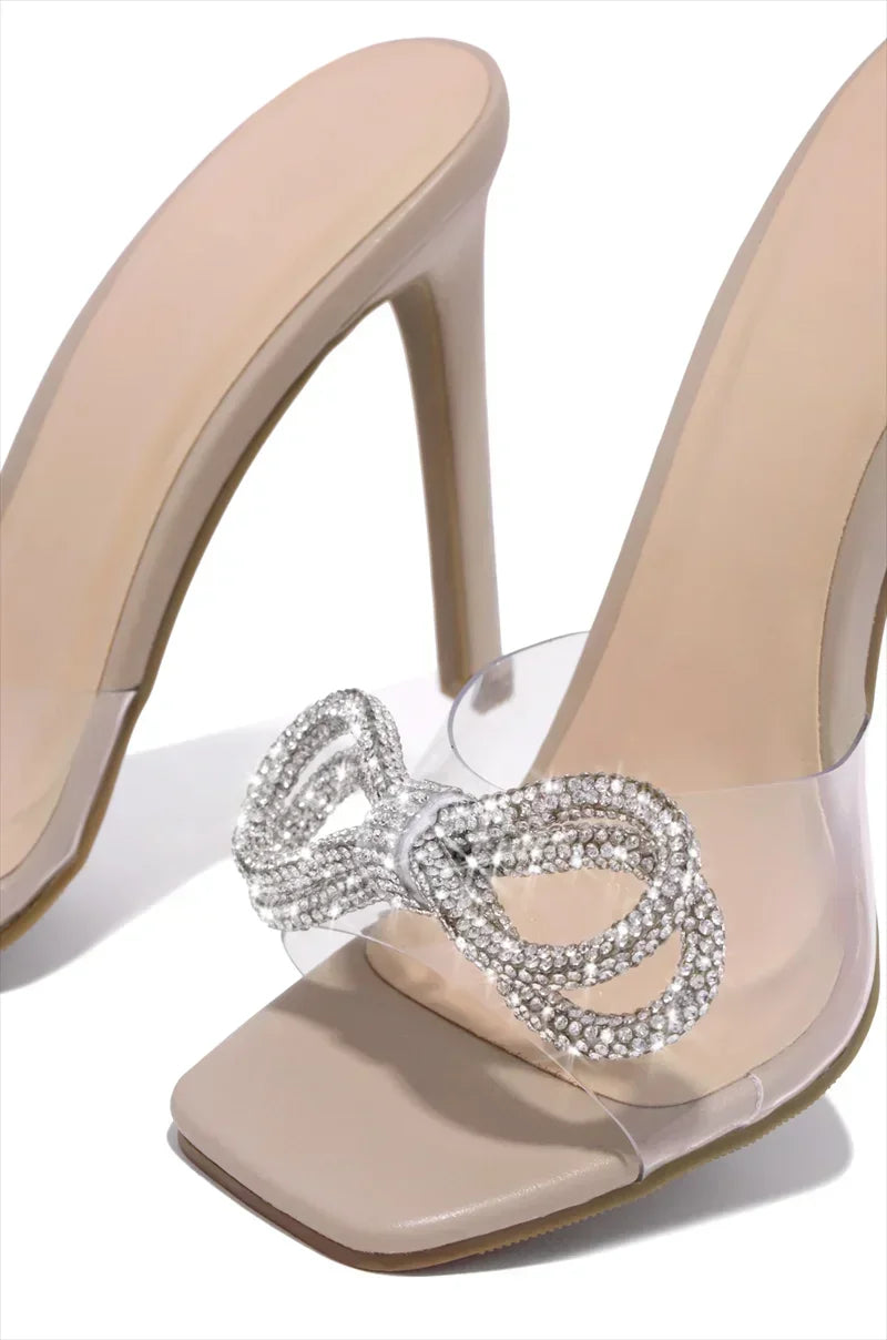 Pantuflas elegantes de tacón alto con pedrería sexy