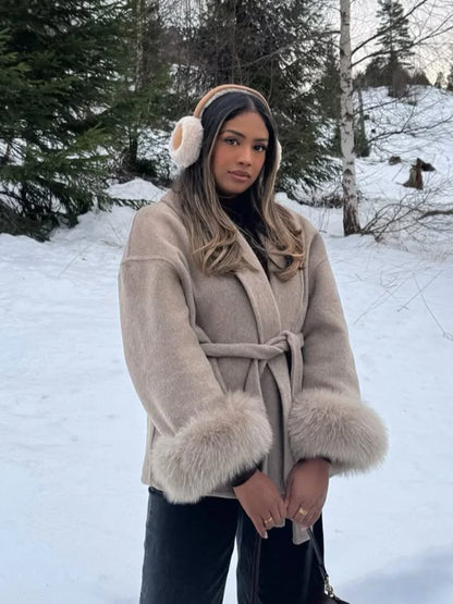 Chaqueta de lana con mangas de piel sintética elegante