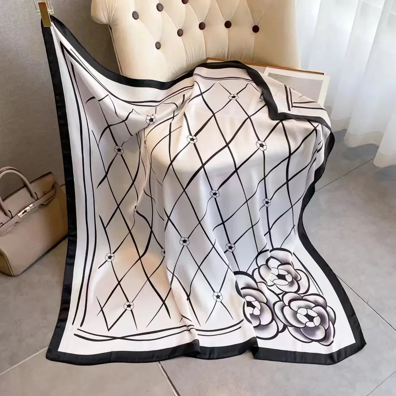 Chal cuadrado de seda con estampado de caballos de lujo